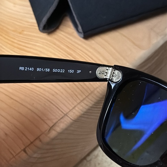 Ray-Ban Original Wayfarer Classic in Polished Black, Green lenses, Polarized - Picture 6 of 6